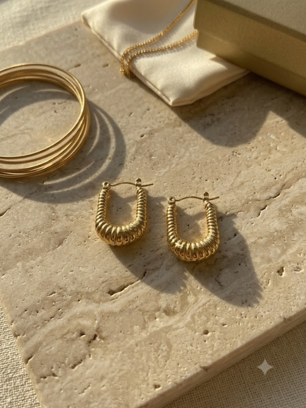 Golden Kabartmalı U Form Kadın Küpe