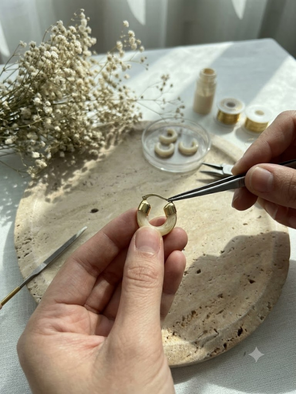 Krem Kemik Görünümlü Gold Halka Kadın Küpe